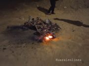 Huacho: Vecinos queman moto lineal de sujetos cuando intentaban escapar tras haber robado celular en Agua Dulce