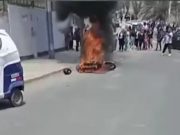 Iracundos vecinos quemaron moto de «raqueteros» que intentaron asaltar a escolar