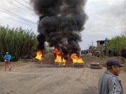 Queman llantas, colocan piedras y bloquean la carretera Huaura – Sayán a la altura de Andahuasi