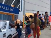 Padres de familia molestos tras no ser atendidos por vacantes en el colegio “César Vallejo” de Chancay