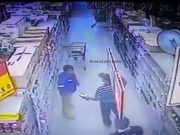 Cámara captó a sujeto que amenazaba a clientes con cuchillo para robarle en supermercado de Huaral