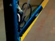 Vecino ubica otro poste de la plaza de armas con los cables al aire, ya horas antes reporto sobre lo mismo