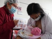 Leche materna de vacunadas contra la COVID-19 protege a los lactantes