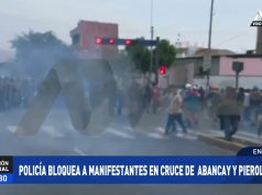 Manifestantes contra el gobierno se enfrentaron a la Policía al tratar de llegar al Congreso.