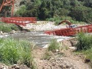 Tarma: Puente que costó más de dos millones de soles cayó al río el día de su instalación