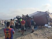 Chofer se salvó de morir tras despistarse y volcar tráiler cargado de frutas por Río Seco