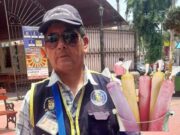 Don Mauricio pese a su discapacidad visual trabaja vendiendo «chups de frutas» en las calles de Huaral