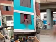 Hombre fue captado huyendo desnudo de hostal tras la llegada del esposo de su pareja