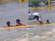 Niños fueron captados dándose un chapuzón en una inundación de agua de lluvia en Piura