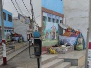 Huacho: Familia de venezolanos se apoderó de frontis de colegio para vivir y se niega a salir