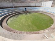 Pobladores de Saume temen llegada del dengue a su zona tras agua empozada en gallera por lluvias y huaicos