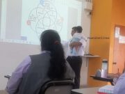 Huaral: Docente cargó a bebé de alumna para entretenerlo, mientras ella terminaba su trabajo