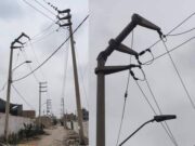 Poste a punto de caer, tras ser impactado por camión en la Urb.Matta