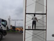 Trabajador arriesga su vida realizando trabajos para la Municipalidad de Huaral sin arnés