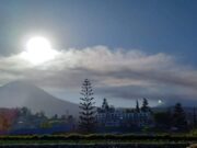 Volcán Ubinas registró fuerte explosión: viviendas amanecieron llenas de cenizas