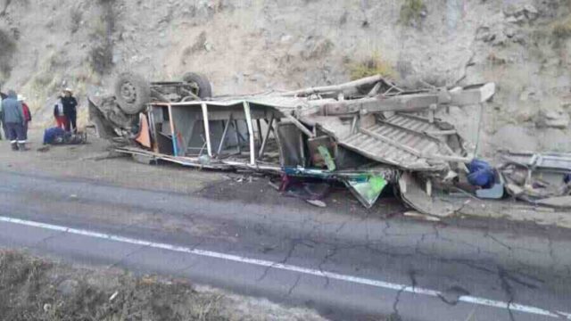 Huancavelica 15 fallecidos tras despiste y volcadura de bus.