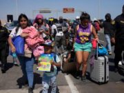 Frontera con Chile bloqueada: Migrantes hacen largas colas para ingresar al Perú