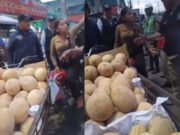 Fiscalizadores decomisan triciclo lleno de melones a vendedora ambulante
