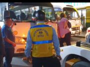 Mujeres se colocaron delante de custer para evitar que sea llevada al depósito municipal