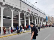 Continúa el cobro del bono de s/700 otorgado a pescadores en el Banco de la Nación: se reportan largas colas