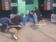 Chofer y cobrador de cústers resolvieron sus problemas a «puño limpio» en plena vía pública