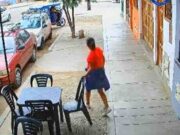 El colmo de la delincuencia en Trujillo: Mujer se roba silla de una juguería. El colmo de la delincuencia en Trujillo Mujer se roba silla de una juguería.
