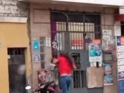 Mujer agrede sin razón a transeúntes de la calle Morales Bermúdez de Huaral Mujer agrede sin razón a transeúntes de la calle Morales Bermúdez de Huaral
