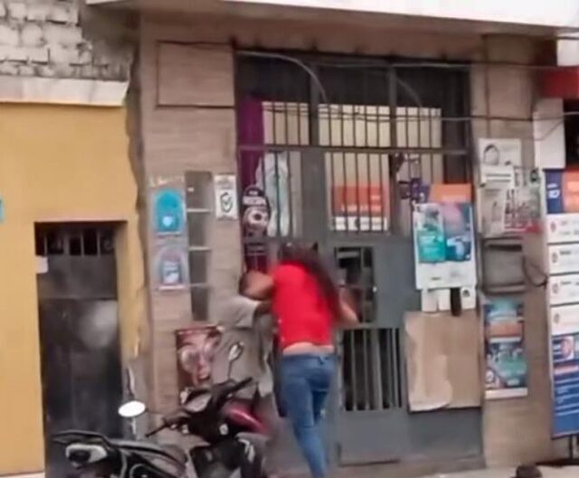 Mujer agrede sin razón a transeúntes de la calle Morales Bermúdez de Huaral