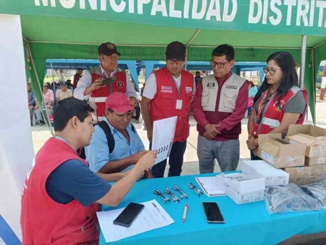 Aucallama Entrega gratuita de lentes de lectura a beneficiarios de Pensión 65.