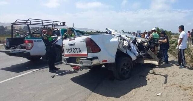 Barranca Choque entre camioneta y camión deja dos muertos cerca al óvalo.