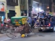 Fiscalizadores de Huaral arrastran triciclo de vendedora de anticuchos. Fiscalizadores de Huaral arrastran triciclo de vendedora de anticuchos.