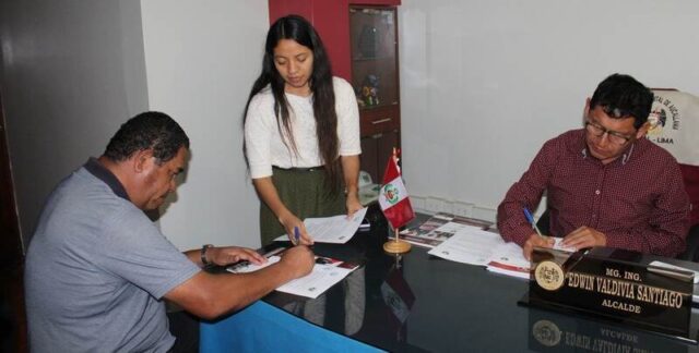 Municipalidad de Aucallama firma convenio con Liga Distrital de Fútbol de Huaral para uso del Estadio.