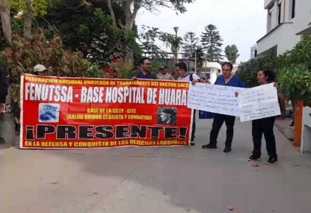 Trabajadores del hospital de Huaral realizan protesta ante la llegada del Ministro de Salud