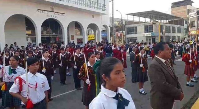 13 alumnos se desmayan durante ceremonia realizada en la Plaza de Armas de Huaral