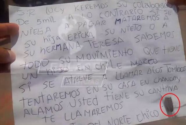 Huaral Delincuentes dejan mensaje amenazante en vivienda de señora, exigiendo el pago de 5 mil soles.