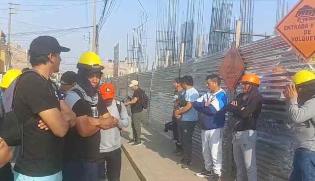Huaral Trabajadores de construcción civil paralizan obra de I.E 21009 por falta de supervisión