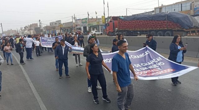 Médicos marcharon por la Panamericana Norte en protesta por estar impagos desde hace 7 meses