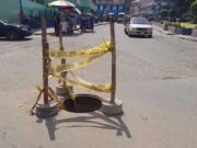 Quince días y el buzón sigue sin tapa, representando un riesgo para transportistas y peatones Quince días y el buzón sigue sin tapa, representando un riesgo para transportistas y peatones