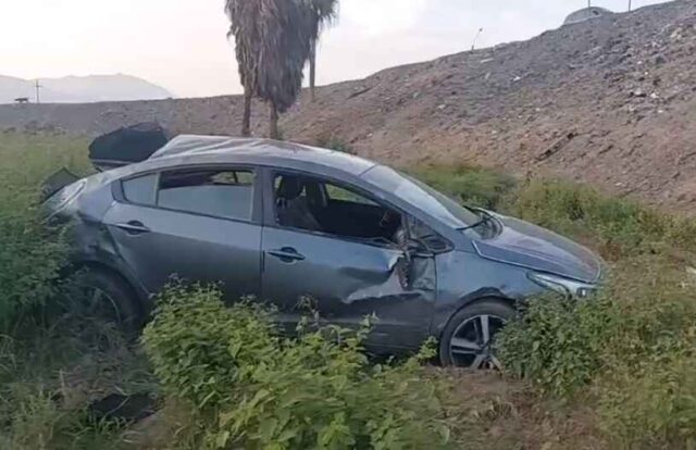 Tres heridos, en volcadura de automóvil en Pasamayo.