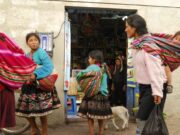 Alrededor de 10 millones de peruanos sobrevive con menos de 446 soles. Alrededor de 10 millones de peruanos sobrevive con menos de 446 soles.