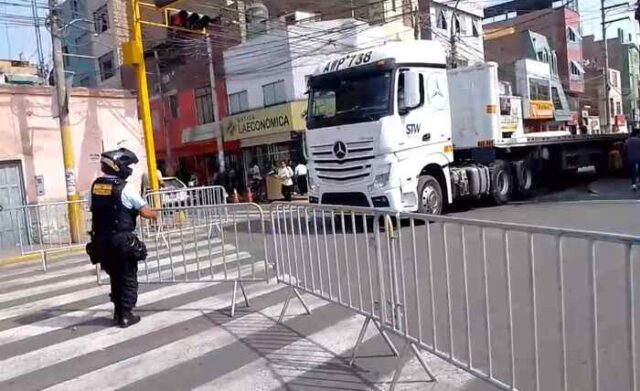 Cierre de la Plaza de Armas ocasiona serios problemas al tránsito vehicular