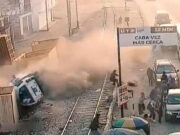 Combi pierde el control e impacta contra estructura de material prefabricado en Carretera Central Combi pierde el control e impacta contra estructura de material prefabricado en Carretera Central