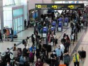 El 42% de los peruanos contempla irse a vivir o trabajar a otro país. El 42% de los peruanos contempla irse a vivir o trabajar a otro país.