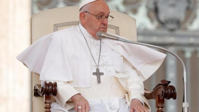 El Papa Francisco se disculpa por término vulgar usado al reafirmar prohibición.