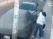 Sujeto roban 21 mil a profesor que salió de banco. Sujeto roban 21 mil a profesor que salió de banco.