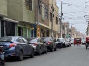 Autos estacionados generan congestión vehicular en calles de Huaral Conductores de vehículos menores En Huaral nadie respeta las normas de tránsito