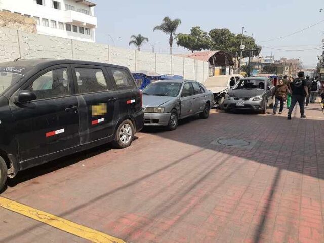 Frente a la Comisaría de Huaral Boulevard Del Solar convertido en depósito de vehículos