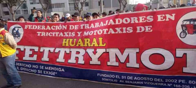 Mototaxistas de Huaral participan de la protestan frente a MTC.