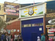 Más de 100 niños que estudian en colegio ‘bamba’ de Puente Piedra podrían perder hasta dos años de estudio. Esta mañana, decenas de padres se congregaron en las instalaciones del colegio Alfred Nobel en Puente Piedra para exigir a las autoridades la regularización del licenciamiento por parte de la UGEL. Al investigar entre los colegios autorizados, descubrieron que esta institución no figura en los registros oficiales.