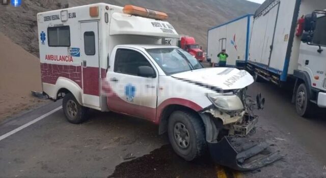 Accidente entre ambulancia y camión en el Serpentín De Pasamayo